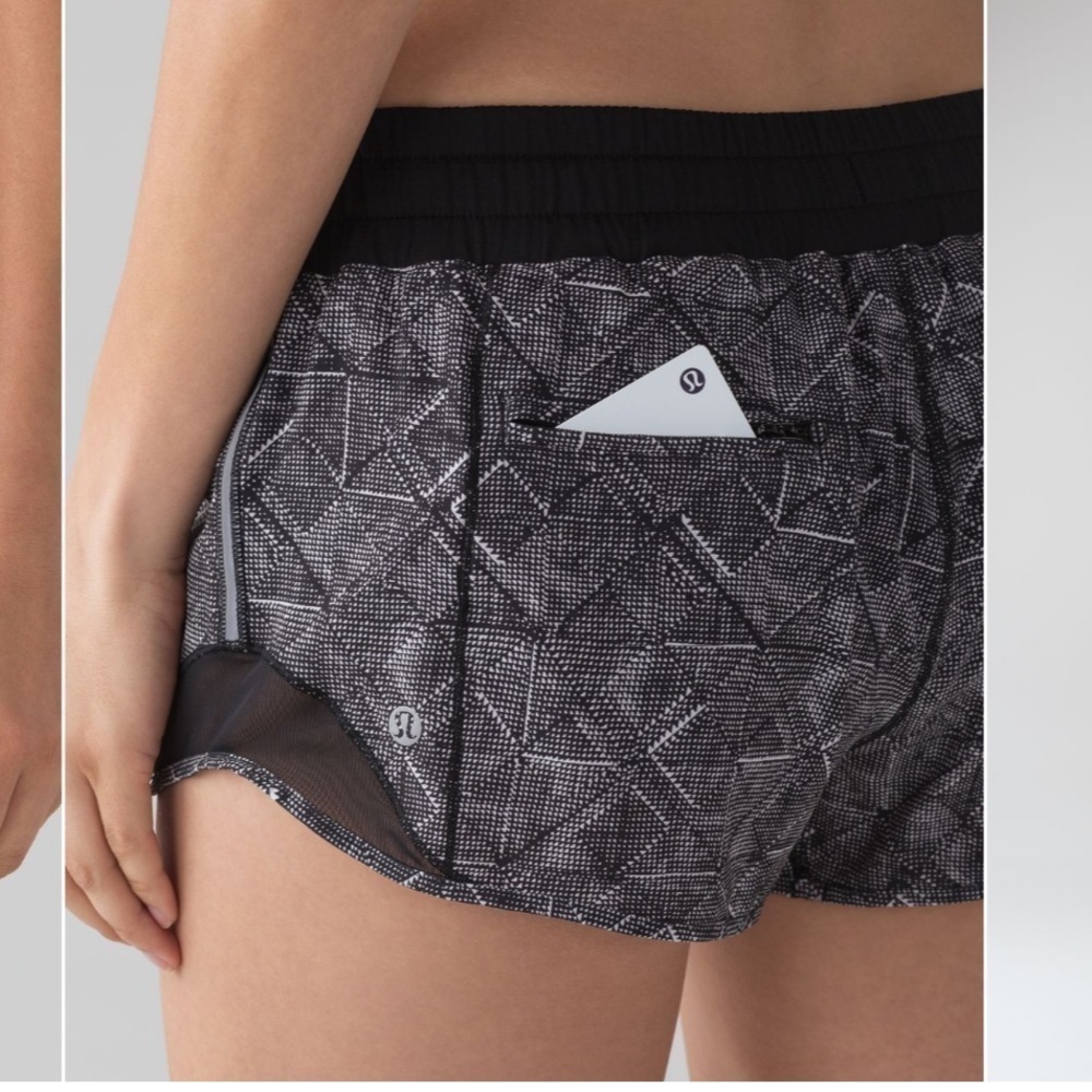 Lululemon Hotty Hot Short (2.5" )
Formation Alpine White Black / Black - Picture 2 of 8
